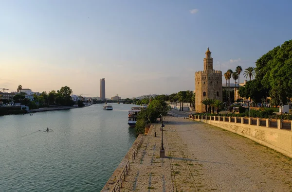 Seville günbatımı manzarası torre del Oro Sevilla Endülüs İspanya