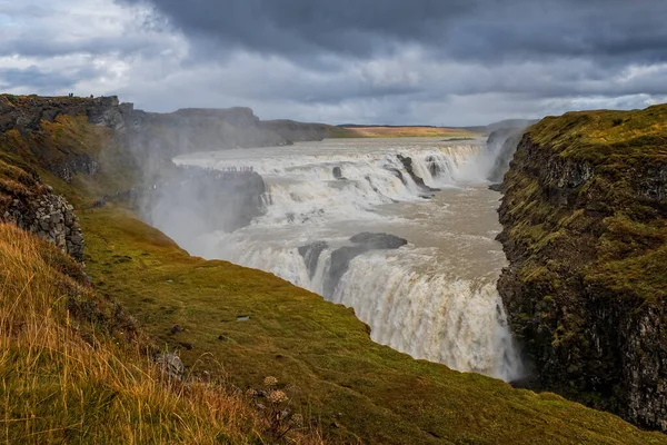 Wunderschöner Gullfoss-Wasserfall mit Regenbogen in Island. September 2019 — Stockfoto