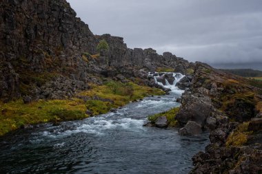 İzlanda 'daki Thingvellir Ulusal Parkı' ndaki bir şelaleden akıntı. Eylül 2019