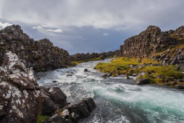 İzlanda 'daki Thingvellir Ulusal Parkı' ndaki bir şelaleden akıntı. Eylül 2019