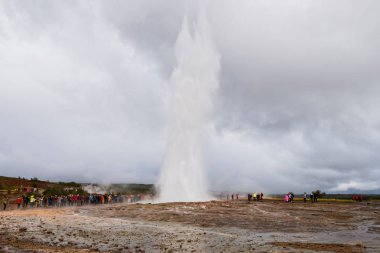 Strokkur geyiği patlaması, Altın Çember, İzlanda. Eylül 2019