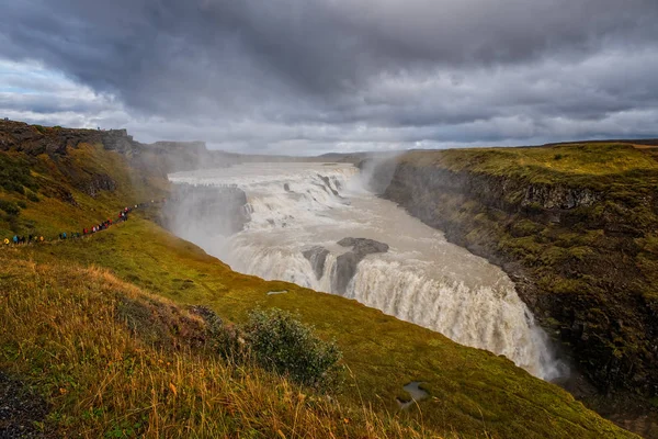 Increíble cascada Gullfoss con arco iris en Islandia. Septiembre 2019 — Foto de Stock