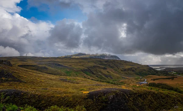 Traditionellt torv vikingahus och parkering. Den där veldisbaerinn Stong. Island. Ett luftdrönarskott. September 2019 — Stockfoto