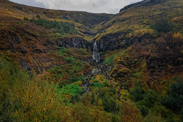 Tradizionale casa di vichingo tappeto erboso e cascata senza nome. Thjothveldisbaerinn Stong. Islanda. Un drone aereo. settembre 2019 — Foto Stock