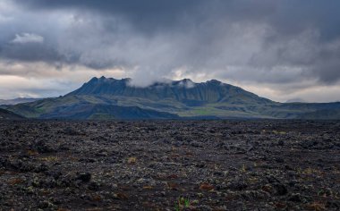 Eylül 2019 'da İzlanda' da. Büyük Vadi Parkı Landmannalaugar. Etrafı rhyolite dağları ve erimemiş karlarla çevrili. Vadide büyük bir kamp inşa edildi. Eylül 2019 akşamı.