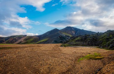 Eylül 2019 'da İzlanda' da. Büyük Vadi Parkı Landmannalaugar. Etrafı rhyolite dağları ve erimemiş karlarla çevrili. Vadide büyük bir kamp inşa edildi. Eylül 2019 akşamı.