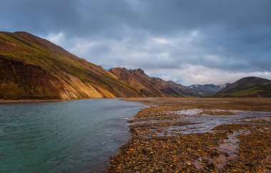 Eylül 2019 'da İzlanda' da. Büyük Vadi Parkı Landmannalaugar. Etrafı rhyolite dağları ve erimemiş karlarla çevrili. Vadide büyük bir kamp inşa edildi. Eylül 2019 akşamı.