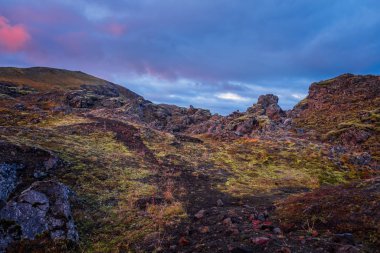Eylül 2019 'da İzlanda' da. Büyük Vadi Parkı Landmannalaugar. Etrafı rhyolite dağları ve erimemiş karlarla çevrili. Vadide büyük bir kamp inşa edildi. Eylül 2019 akşamı.