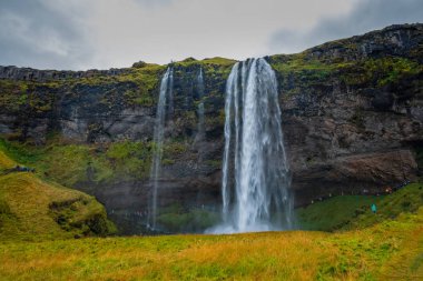 İzlanda 'daki Seljalandsfoss Şelalesi' nden harika bir manzara. Eylül 2019