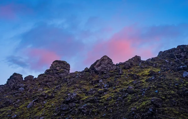 Iceland in september 2019. Great Valley Park Landmannalaugar, surrounded by mountains of rhyolite and unmelted snow. In the valley built large camp. Evening in september 2019 — Stock Photo, Image