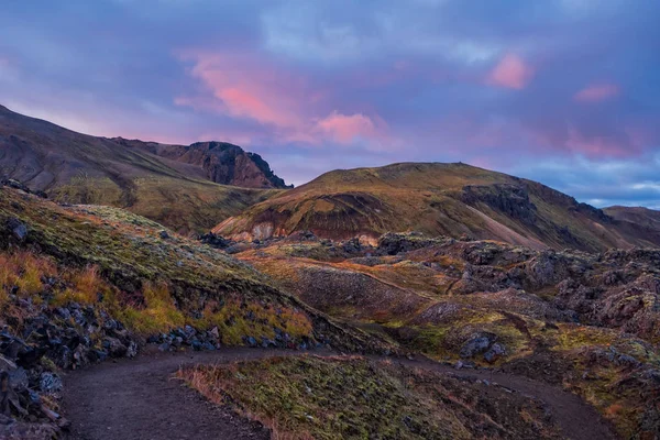 Eylül 2019 'da İzlanda' da. Büyük Vadi Parkı Landmannalaugar. Etrafı rhyolite dağları ve erimemiş karlarla çevrili. Vadide büyük bir kamp inşa edildi. Eylül 2019 akşamı. — Stok fotoğraf