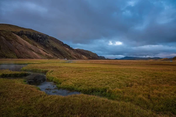 Island i september 2019. Great Valley Park Landmannalaugar, omgiven av berg av rytm och osmält snö. I dalen byggde man ett stort läger. Kvällen i september 2019 — Stockfoto