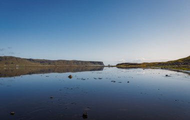 Bay, Black Beach Reynisfjara ve Vik köyü yakınlarında bir akış sırasında. Sudurland, İzlanda, Avrupa. Eylül 2019