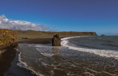 Reynisdrangar 'ın ünlü kaya oluşumları. Siyah Reynisfjara Sahili' nde. Güney İzlanda, Vik yakınlarında Atlantik Okyanusu kıyısında. Eylül 2019