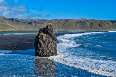 Reynisdrangar 'ın ünlü kaya oluşumları. Siyah Reynisfjara Sahili' nde. Güney İzlanda, Vik yakınlarında Atlantik Okyanusu kıyısında. Eylül 2019