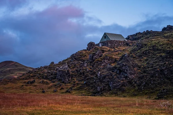 Islandia en septiembre de 2019. Great Valley Park Landmannalaugar, rodeado de montañas de riolita y nieve sin derretir. En el valle construyó un gran campamento. Noche en septiembre de 2019 — Foto de Stock