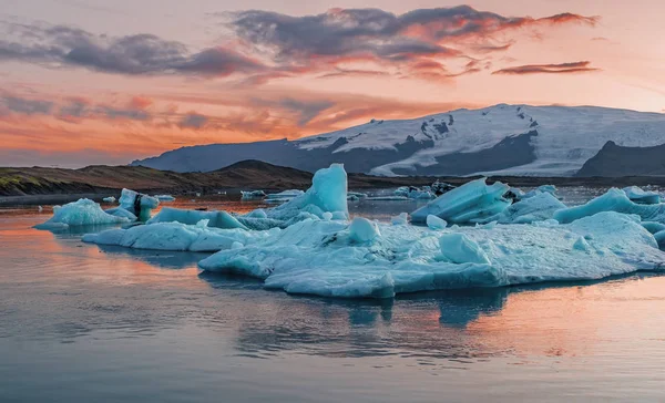 2019年9月至12月，蓝色冰山漂浮在冰岛的约库尔沙隆泻湖中 — 图库照片