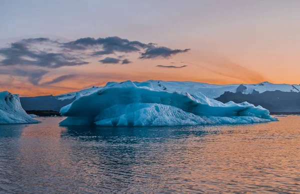Μπλε παγόβουνα επιπλέουν στη λιμνοθάλασσα jokulsarlon στην Ισλανδία τον Σεπτέμβριο του 2019 — Φωτογραφία Αρχείου
