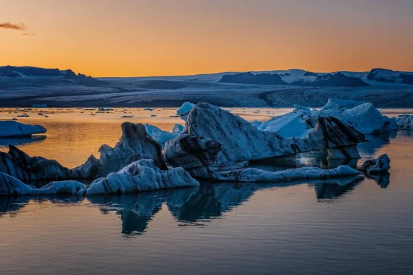 9月のアイスランドのジョクルサロンラグーンに浮かぶ青い氷山2019 — ストック写真