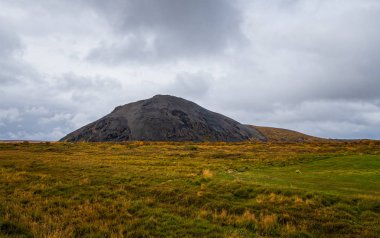 İzlanda 'daki Vindbelgur Dağı. Eylül 2019