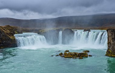 İzlanda 'daki ünlü Godafoss şelalesinin manzarası. Godafoss şelalesinin nefes kesen manzarası turistleri İzlanda 'nın kuzeydoğu bölgesini ziyaret etmeleri için cezbediyor. Eylül 2019