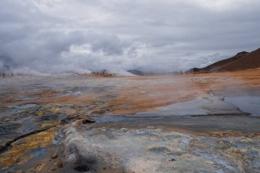 Kuzey İzlanda 'da yüksek jeotermal alan. dy gayzerler ve sülfür tarlası. Turuncu dağlar İzlanda.