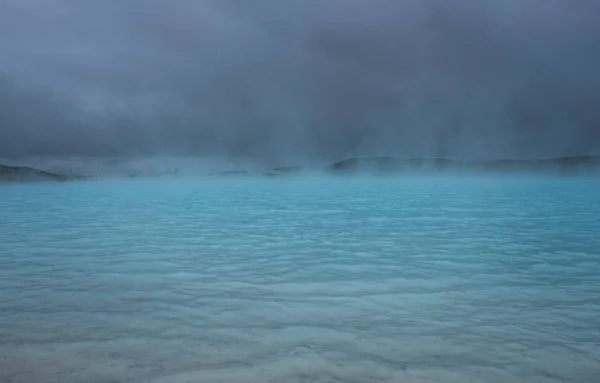 Blauw meer. Geothermische regio van Hverir in IJsland bij Myvatn Lake, IJsland, Europa. september 2019 — Stockfoto