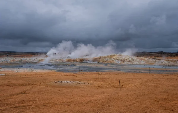 Geothermisch gebied van Hverir in Noord-IJsland. Die geisers en het zwavelveld. Oranje bergen IJsland. — Stockfoto