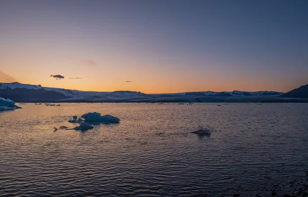 Blå isberg flyter i jokulsarlonlagunen på Island i september 2019 — Stockfoto