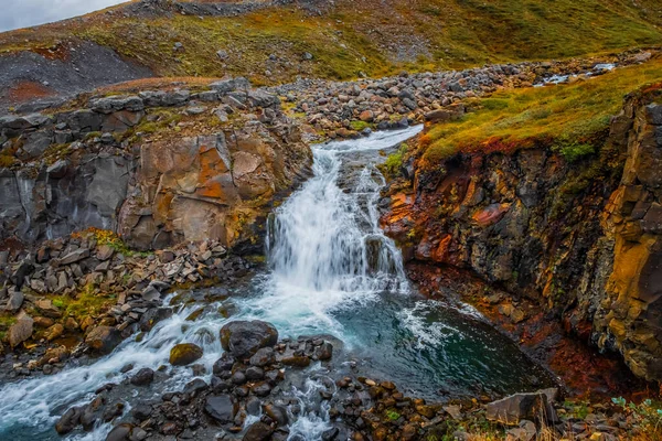 Rjukandi vattenfall, Island. September 2019. molnig dag. — Stockfoto