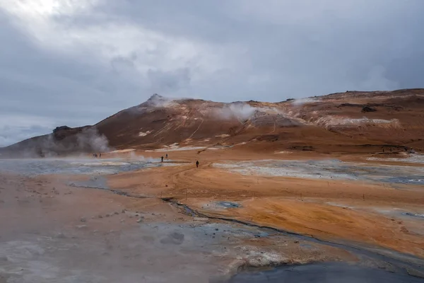 Zona geotermica di Hverir nel nord dell'Islanda. geyser dy e campo di zolfo. Montagne arancioni Islanda . — Foto Stock
