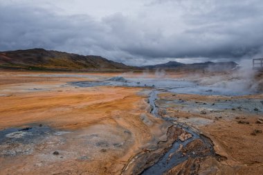 Kuzey İzlanda 'da yüksek jeotermal alan. dy gayzerler ve sülfür tarlası. Turuncu dağlar İzlanda.
