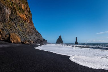 Reynisdrangar 'ın ünlü kaya oluşumları. Siyah Reynisfjara Sahili' nde. Güney İzlanda, Vik yakınlarında Atlantik Okyanusu kıyısında. Eylül 2019