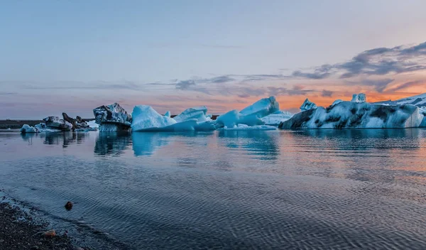 Blå isberg flyter i jokulsarlonlagunen på Island i september 2019 — Stockfoto