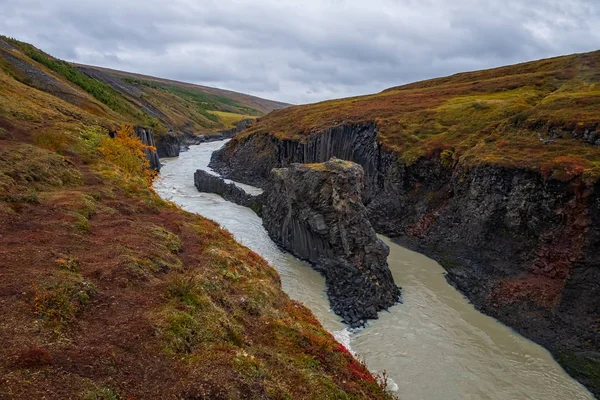 Studlagil basalto canyon, Islândia. Um dos passeios mais maravilhosos da natureza na Islândia. Setembro 2019 — Fotografia de Stock