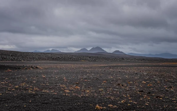 Road F88 to Hrossaborg Russian - Horse Castle crater near Route 1 in northeast part of Iceland. Сентябрь 2019 — стоковое фото