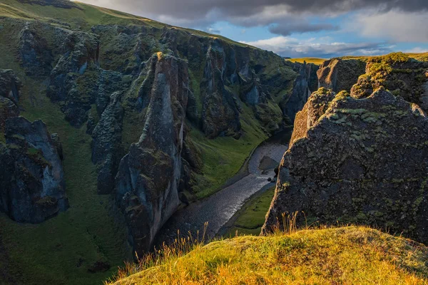 En güzel kanyon Fjadrargljufur ve kanyonun dibinden geçen sığ dere. Harika bir İzlanda ülkesi. Eylül 2019.