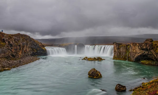 Krajina slavného vodopádu Godafoss na Islandu. Dech beroucí krajina Godafossova vodopádu láká turisty k návštěvě severovýchodní části Islandu. Září 2019. Dlouhá expozice — Stock fotografie