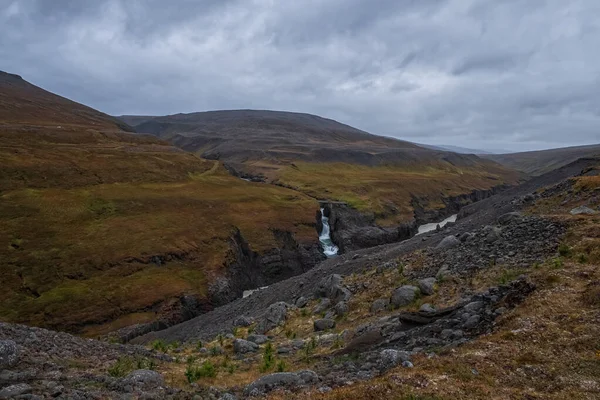 Studlagil basalto canyon, Islândia. Um dos passeios mais maravilhosos da natureza na Islândia. Setembro 2019 — Fotografia de Stock