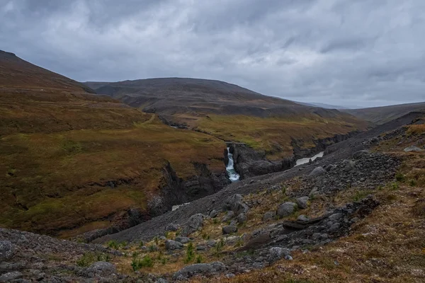 Kanion Studlagil bazalt, Islandia. Jedna z najpiękniejszych wycieczek przyrodniczych na Islandii. wrzesień 2019 — Zdjęcie stockowe