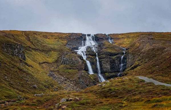 Rjukandi vattenfall, Island. September 2019. molnig dag. — Stockfoto