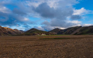 Eylül 2019 'da İzlanda' da. Büyük Vadi Parkı Landmannalaugar. Etrafı rhyolite dağları ve erimemiş karlarla çevrili. Vadide büyük bir kamp inşa edildi. Eylül 2019 akşamı.