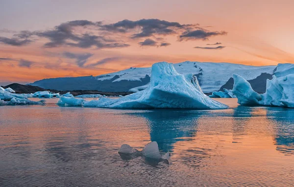 Modré ledovce plovoucí v laguně jokulsarlon na Islandu v září 2019 — Stock fotografie