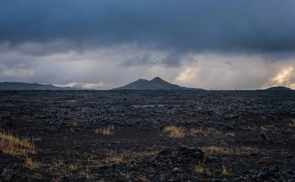 Islandia en septiembre de 2019. Great Valley Park Landmannalaugar, rodeado de montañas de riolita y nieve sin derretir. En el valle construyó un gran campamento. Noche en septiembre de 2019 —  Fotos de Stock