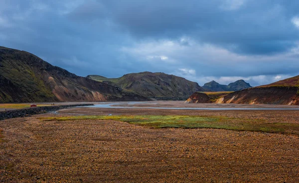 Islande en septembre 2019. Great Valley Park Landmannalaugar, entouré de montagnes de rhyolite et de neige non fondue. Dans la vallée construit un grand camp. Soirée en septembre 2019 — Photo