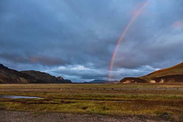 IJsland in september 2019. Great Valley Park Landmannalaugar, omgeven door bergen van rhyoliet en onversmolten sneeuw. In het dal gebouwd groot kamp. Avond in september 2019 — Stockfoto