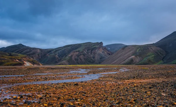 Iceland in september 2019. Great Valley Park Landmannalaugar, surrounded by mountains of rhyolite and unmelted snow. In the valley built large camp. Evening in september 2019 — Stock Photo, Image