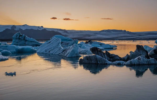 Blauwe ijsbergen drijven in de jokulsarlon lagune in IJsland in september 2019 — Stockfoto