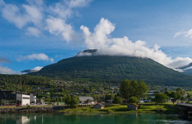 Stryneelva nehri üzerinde gün batımı ve Norveç 'in Stryn, Norveç köyü, Temmuz 2019.