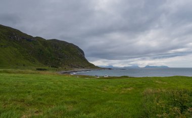 Yazın Alnes, Godoy Adası, Norveç 'te denize giden kırsal yol. Temmuz 2019.